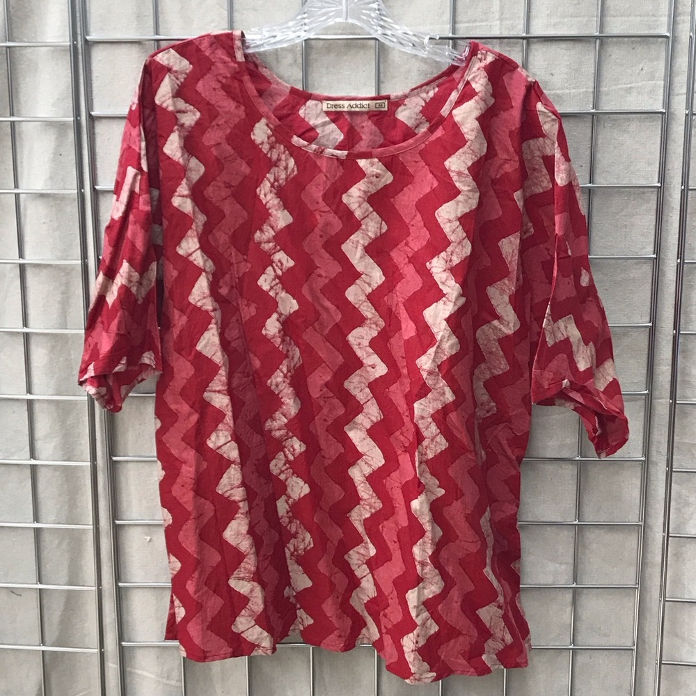 Chic Red and Cream Zigzag Short Sleeve Top
